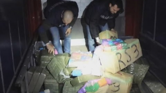 Torre Annunziata (NA) - Sequestrati 500 chili di hashish in un Tir (19.01.17)