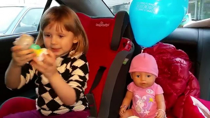 Кукла Бэби Борн едет на машине Новые игрушки в Макдональдсе.Видео для детей New toys in Makdonaldse.