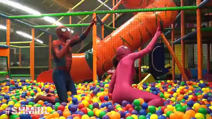 Человек-паук и Человек-паук дети Ballpit и замороженные elsa день рождения весело супергероя в реальной жизни