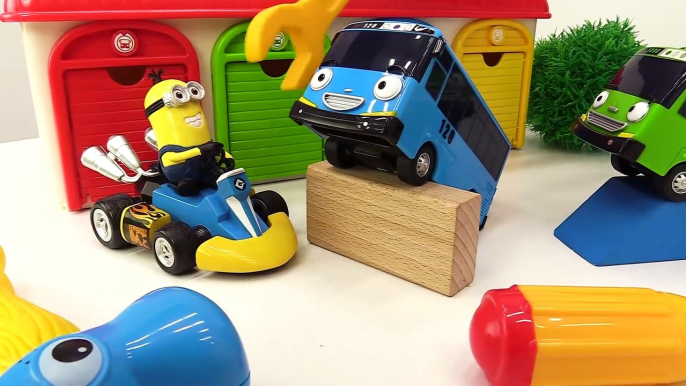 Leo the truck & minions. Kids video with toys. Snow tyres for Leo truck. Toy car videos