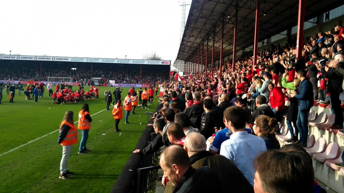 Communion entre joueurs et supporters de Mouscron après le match