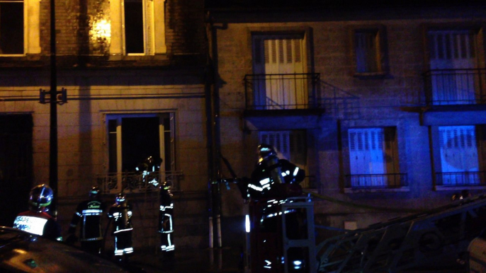 Pompiers dans la maison victime des suites des feux de poubelles à Soissons le 12 mars 2017