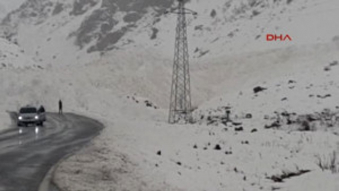 Van Çatak - Van Karayolu Çığ Düşmesi Sonucu Ulaşıma Kapandı