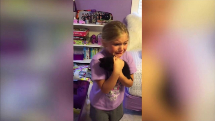 L'émotion de cette fille qui reçoit un chaton en cadeau... Emouvant