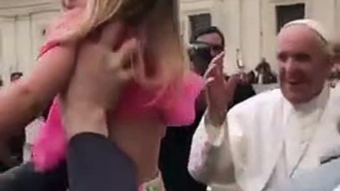 Le Pape François se fait voler sa coiffe par... une fillette