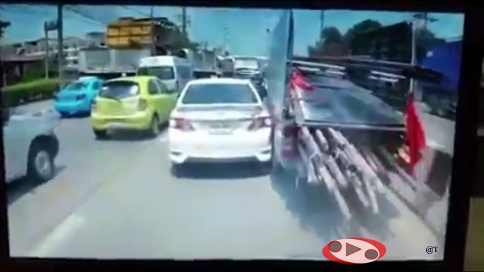 Ce camion se faufile à fond dans les embouteillages en Thaïlande