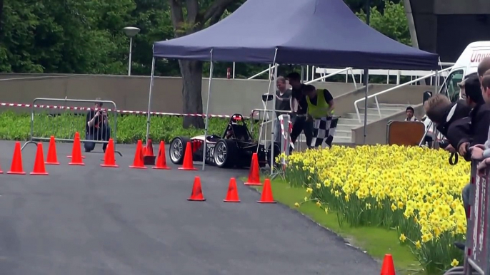 Ongeluk ongeval elektrische racewagen auto / electric sport race car crash into crowd