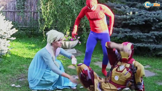 Frozen Elsa Loses Her Mouth! w/ Joker, Spiderman & Doctor Pink Spidergirl in Real Life