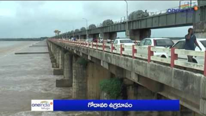 Godavari river flood flow increases| Andhra Pradesh| గోదావరి ఉగ్రరూపం| Oneindia Telugu