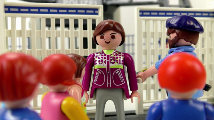 Playmobil scandal - JULIAN IS IN JAIL?! | IMPRISONED IN KINDERGARDEN - Kids Series, Vogel