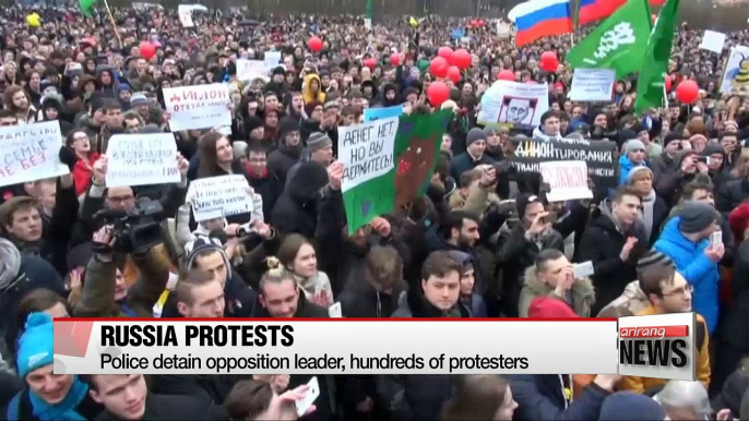 Russian police detain opposition leader, hundreds of protesters