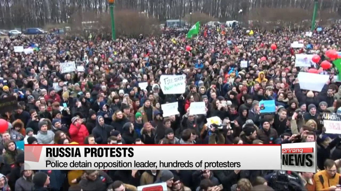 Russian police detain opposition leader, hundreds of protesters