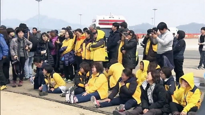 Corée du Sud : trois ans après le naufrage du "Sewol", l'épave du ferry est de retour à terre