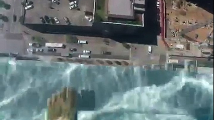 Une piscine sur le toit d'un immeuble avec le fond en verre (Houston)