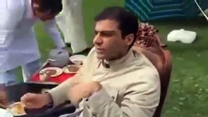 Post See What Hamza Shehbaz Saying to His Party Workers - Mobile Footage of Hamza Shehbaz Having Lunch with His Party Workers