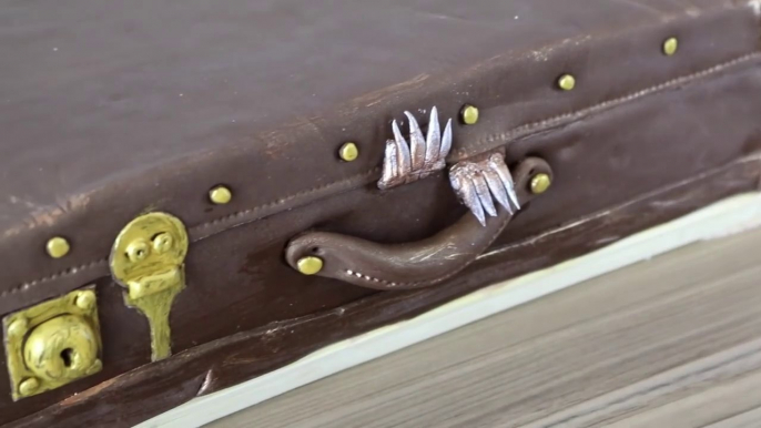 Newt Scamander's Suitcase CAKE - Fantastic Beasts & Where To Find Them _ CarlyToffle-9PE7bA7_i