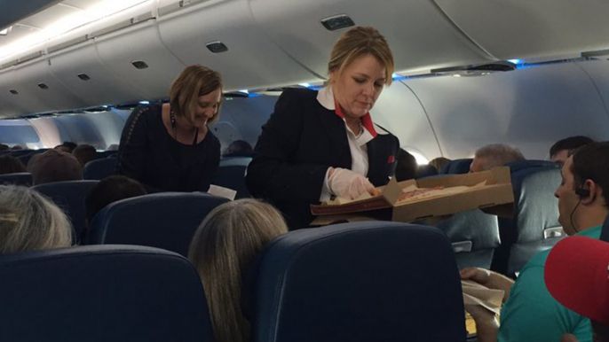 Delta buys pizza for passengers after canceling 300 flights