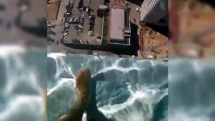 Piscine sur le toit d'un immeuble avec fond en verre !