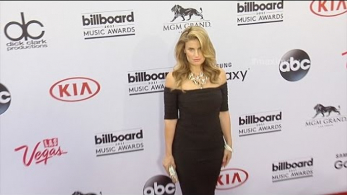 Idina Menzel "Billboard Music Awards 2015" Red Carpet Arrivals