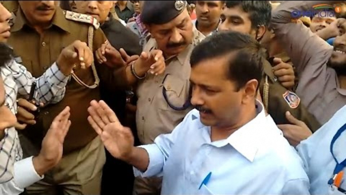 Arvind Kejriwal booed by Delhi people over note ban, Watch Video | Oneindia News