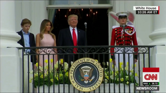 Quand Melania rappelle à l'ordre son mari, Donald Trump, pendant l'hymne national à la Maison Blanche