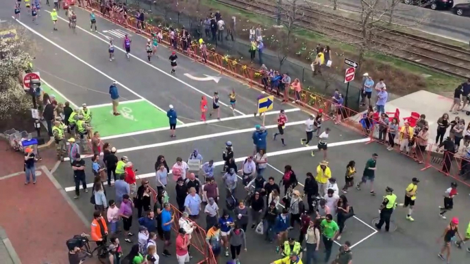 Technique géniale des organisateurs du marathon de Boston pour faire traverser les piétons pendant la course