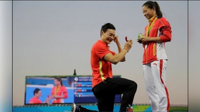 Chinese diver proposes to girlfriend on medal podium in Rio Olympics 2016| Oneindia News