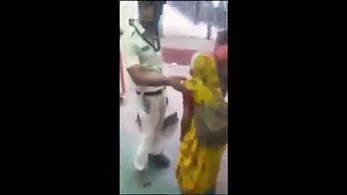 ऐसे पुलिस्वाले सिपाही को दिल से सैल्लुट, 1 बार शेयर जरुर करे इस वीडियो को देखने के बाद जय हिंद