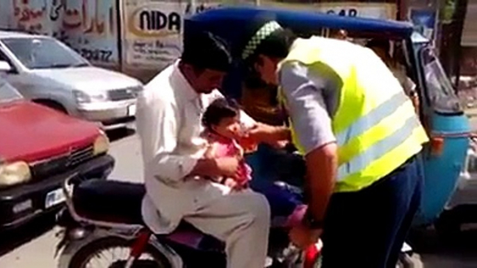 This video of KPK traffic police officer serving drink to little girl is going viral on social media.