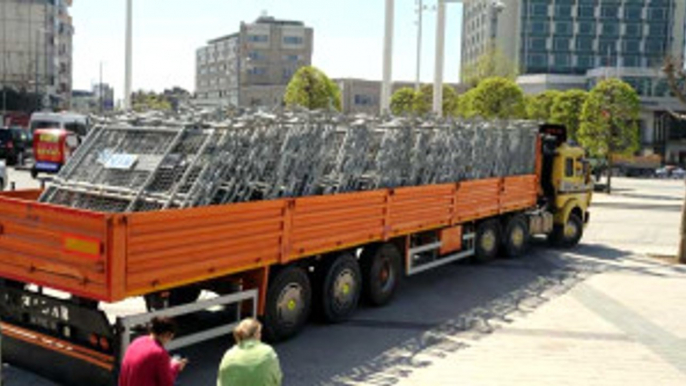 Taksim'de 1 Mayıs İçin Güvenlik Hazırlıkları Başladı! Kamyon Kamyon Demir Bariyer Geliyor