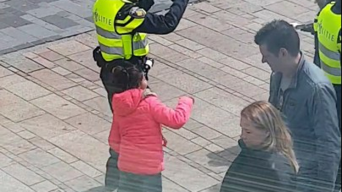 Trop marrant ces policiers viennent danser avec des fillettes dans la rue... Bonne ambiance