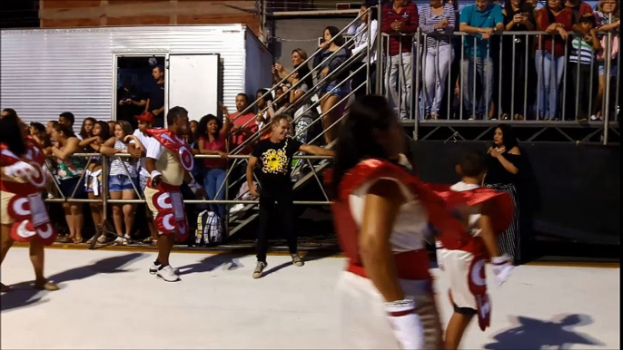 Prefeito de Colatina cai no samba durante carnaval fora de época