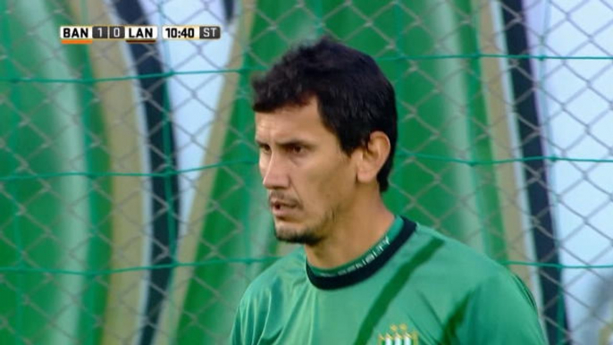 Banfield 'keeper concedes bizarre free-kick