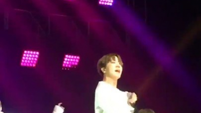 [FANCAM] BTS THE WINGS TOUR HONG KONG 1 JHOPE BEST MOMENT ON STAGE!! BELIEVE ME!! XD