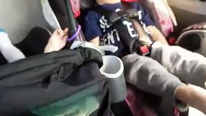 La réaction de cet enfant sourd et aveugle de naissance quand son papa ouvre la vitre de la voiture en route est adorable...