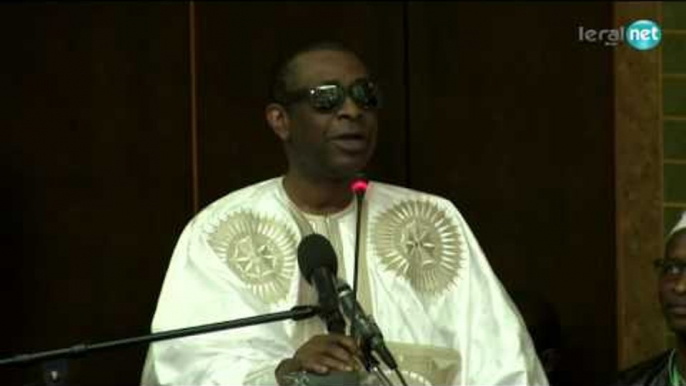 Youssou Ndour chante Cheikh Oumar Foutiyou sur la requête de Thierno Madani Tall