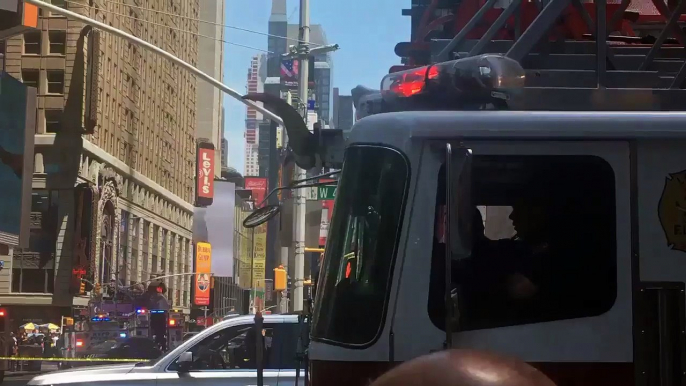 New York: Un véhicule fonce dans la foule sur Times Square - Un nouveau bilan des pompiers fait état de 13 blessés