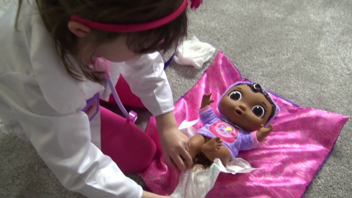 Doutora Brinquedos - Doc McStuffins - Cuidando da Bebê e dando Banho