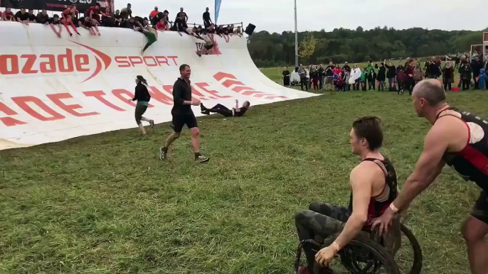 Ce père aide son fils handicapé à passer un obstacle ! MUD DAY