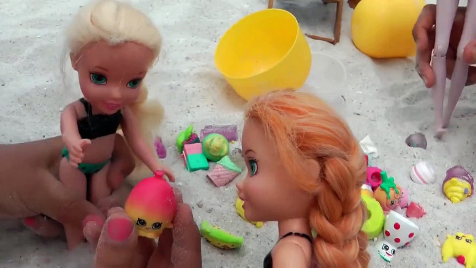 CRAB Encounter! Toddlers ELSA & ANNA at Beach - Afraid of CRABS - Mystery Treasure - Shopkins-Nsu