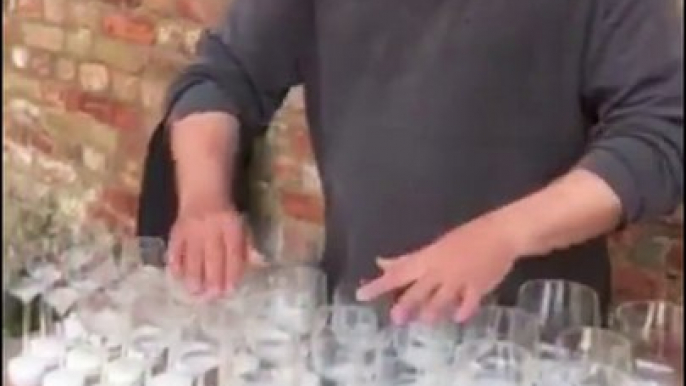 Il joue a musique de Harry Potter avec des verres