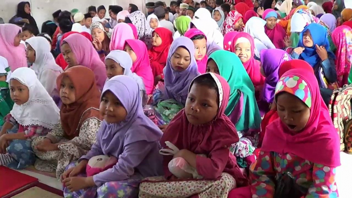 MEDAN - DOA DAN ZIKIR SISWA SEKOLAH UNTUK KORBAN GEMPA ACEH