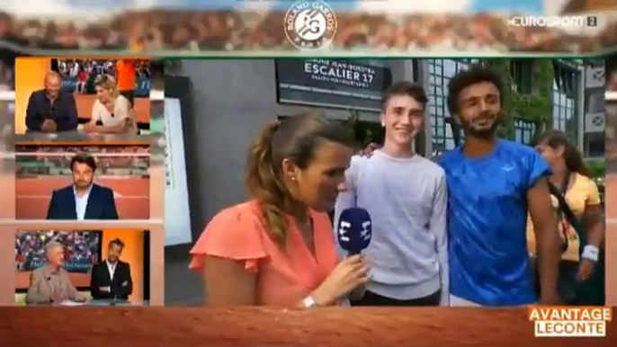 Le tennisman Français Maxime Hamou dérape en direct à Roland Garros en embrassant de force une journaliste