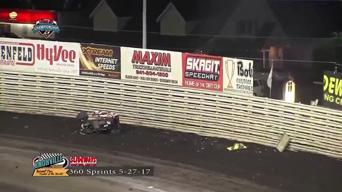 Un pilote de Sprint Car décolle dans les airs après un crash et sort du circuit !