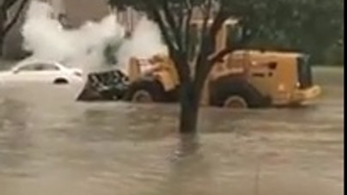 Incendie d'une voiture éteint par un tractopelle chargé d'eau !