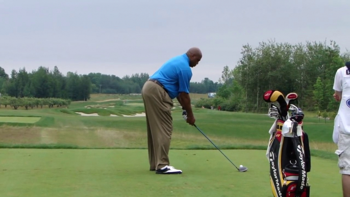 Charles Barkley s'arrête avant de taper la balle de golf.. trop bizarre !