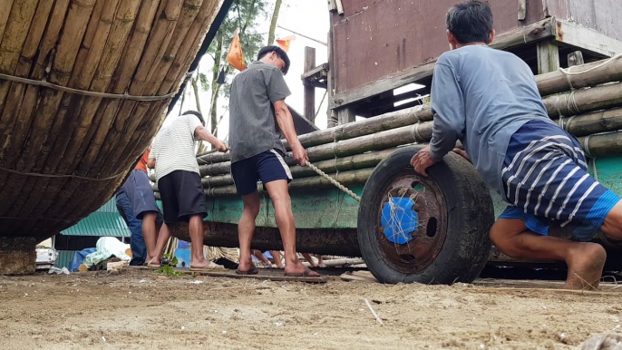 Ngư dân Thanh Hoá gồng mình đưa tàu bè vào bờ tránh bão