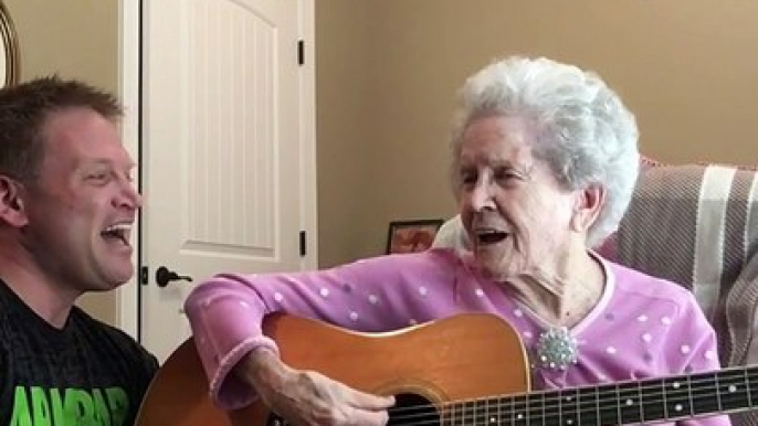 Un duo tellement touchant! Mamie à la guitare et son fiston au chant