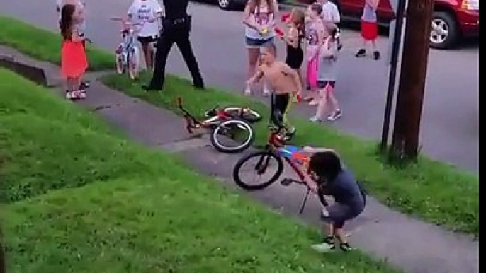 Policier attaqué.. par des enfants et pistolets à eau !