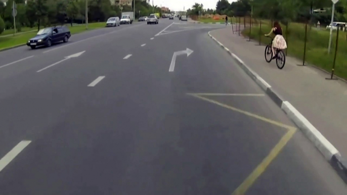 Cette jeune femme ne refera certainement plus jamais de vélo en jupe...